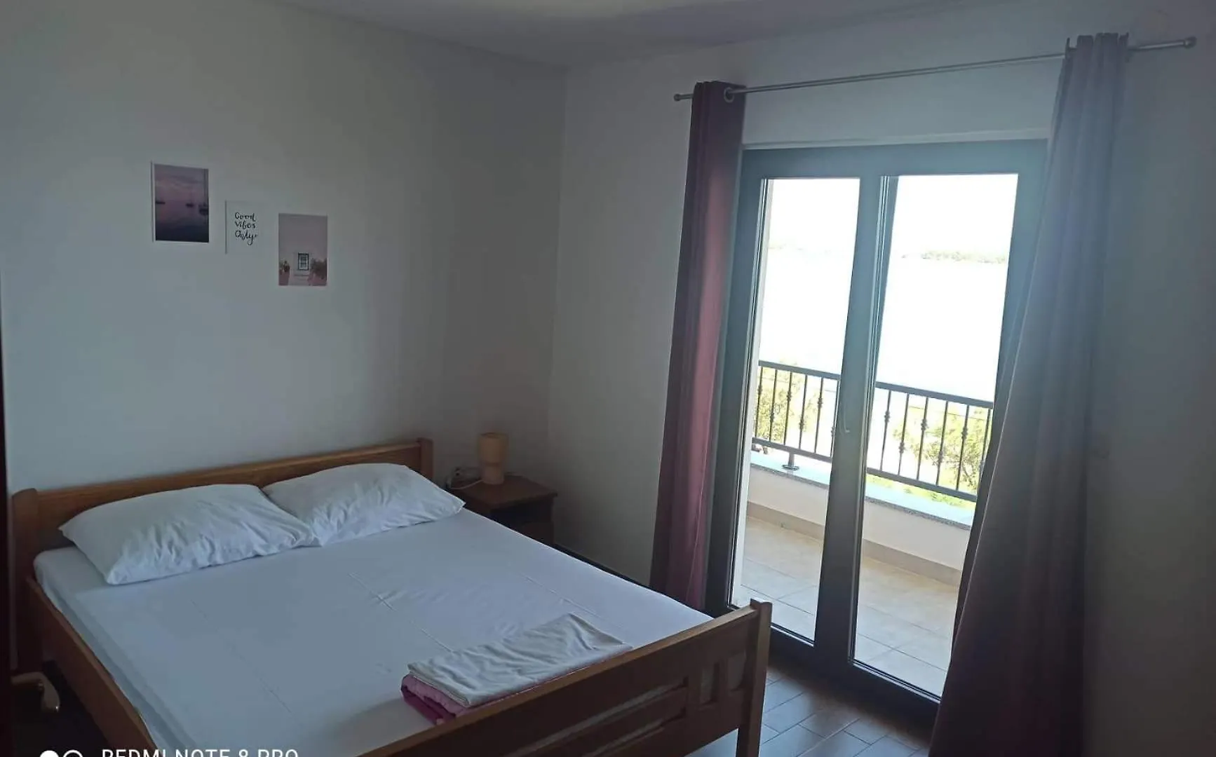 شقة Apartmani Mera Ugrinici